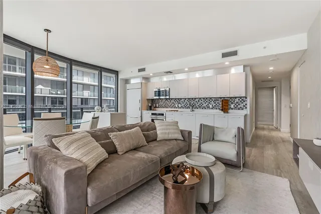 $9,500 | 55 Southwest 9th Street, Unit 4001, Miami, FL 33130