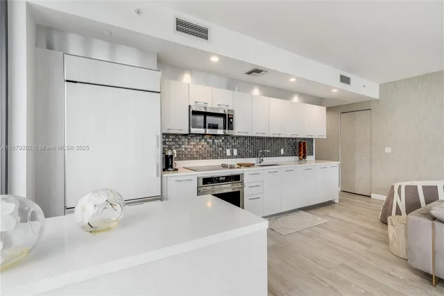 $9,500 | 55 Southwest 9th Street, Unit 4001, Miami, FL 33130