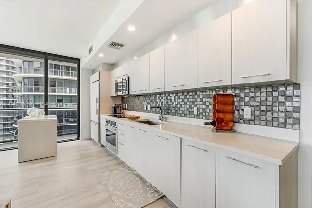 $9,500 | 55 Southwest 9th Street, Unit 4001, Miami, FL 33130