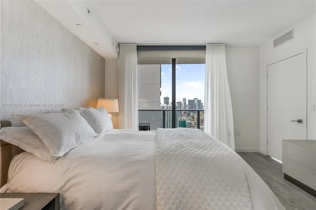 $9,500 | 55 Southwest 9th Street, Unit 4001, Miami, FL 33130