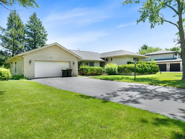 $485,000 | 15 East Leon Lane, Prospect Heights, IL 60070