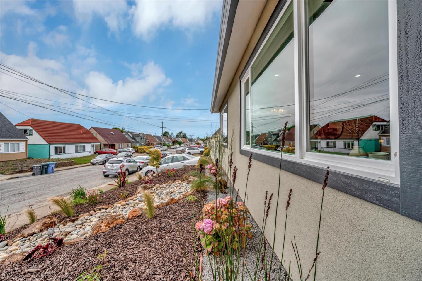 467 Glasgow Drive Pacifica, CA 94044 - Photo 4 of 47 a view of a balcony with many potted plants
