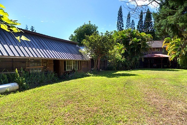 44-3173 Kalaniai Road Honokaa, HI 96727 - Photo 5 of 15 a front view of a house with a yard