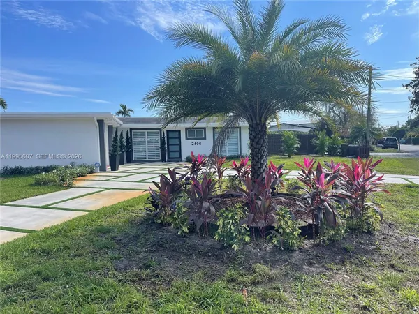 a view of a house with a backyard