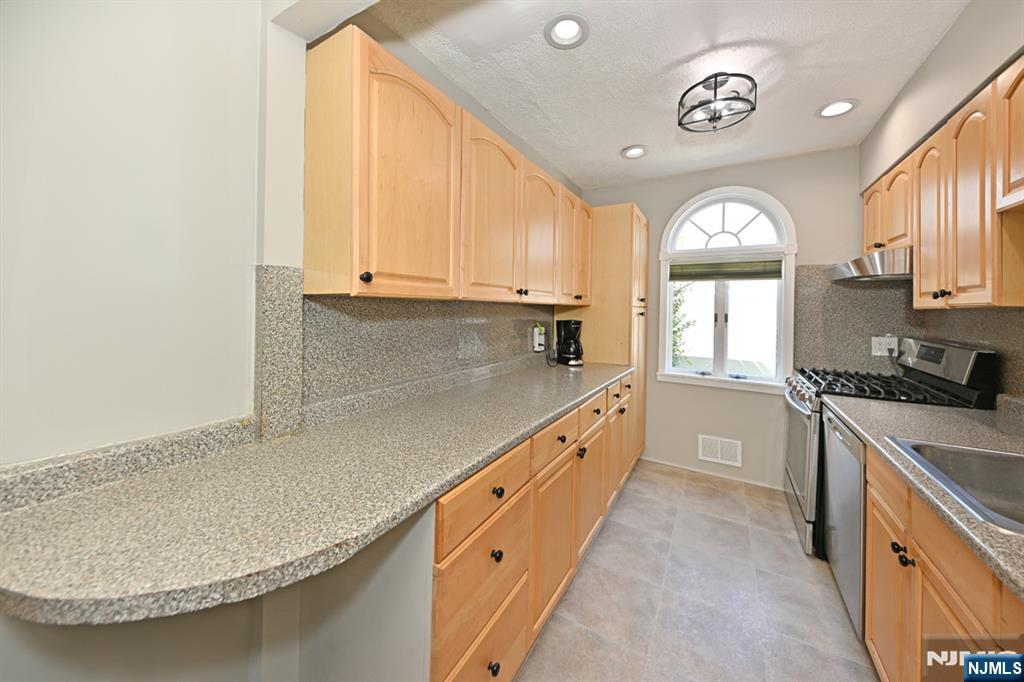 738 Grant Avenue Maywood, NJ 07607 - Photo 18 of 37