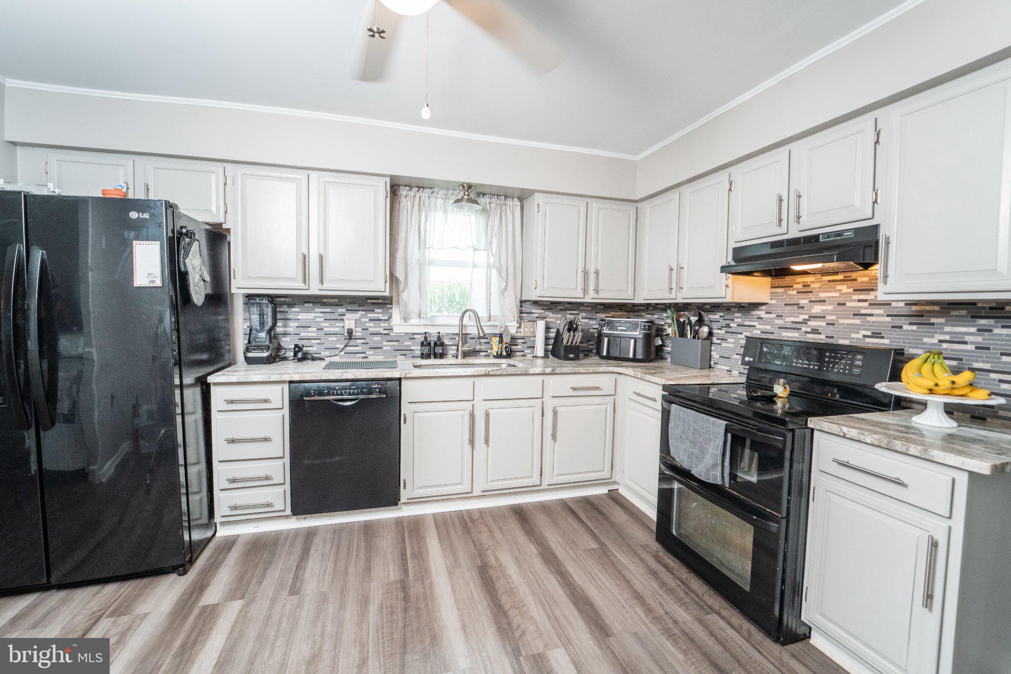 34 Craig Road New Castle, DE 19720 - Photo 9 of 30 Modern kitchen with sleek finishes.