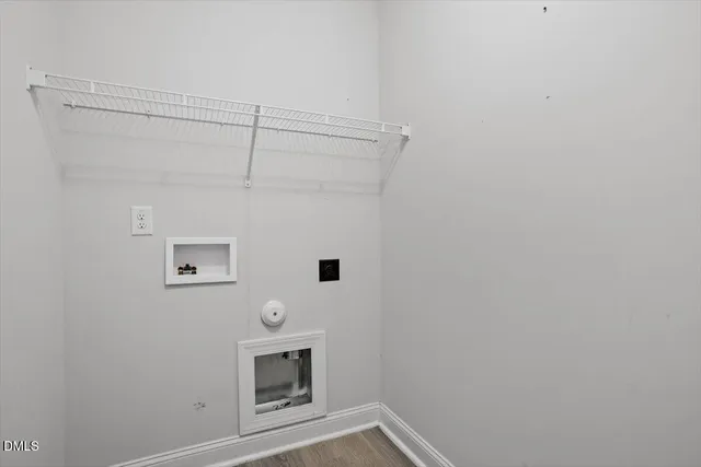 a view of a livingroom with an entryway