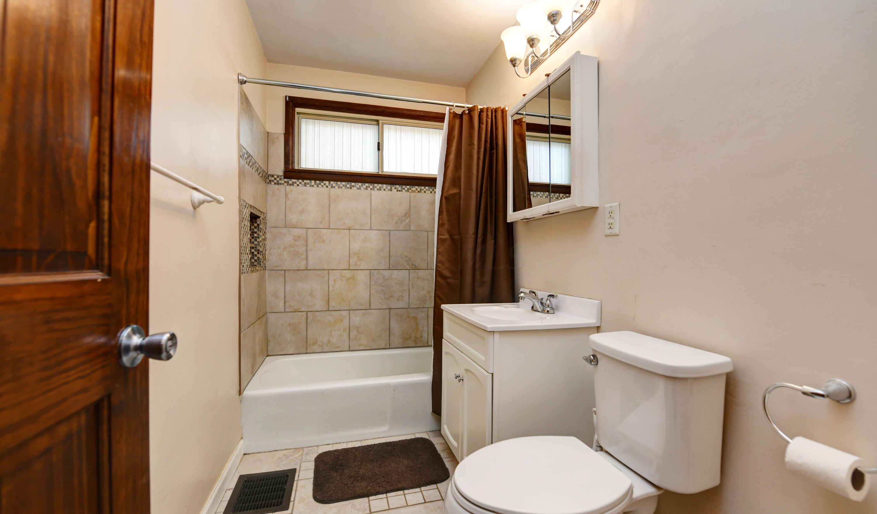 998 East Weber Road Columbus, OH 43224 - Photo 10 of 22 Bath