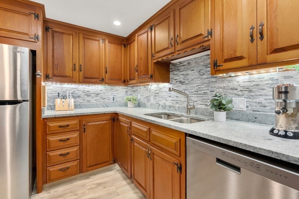 557 Dutton Road, Unit 4 Sudbury, MA 01776 - Photo 8 of 29 Gallery Image 8