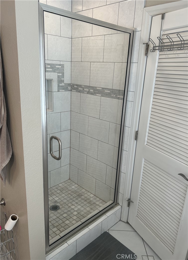 20187 Itasca Road Apple Valley, CA 92308 - Photo 16 of 35 a bathroom with a shower and toilet