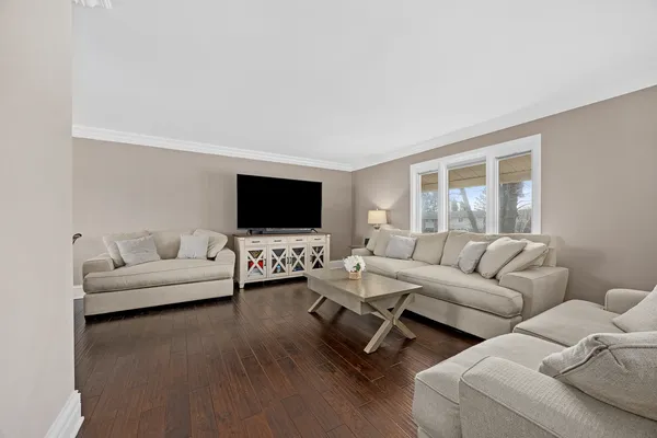 $525,000 | 960 Sycamore Court, Hoffman Estates, IL 60192