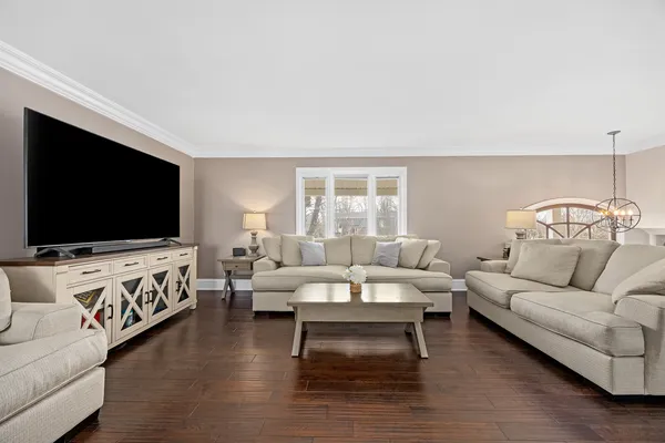 $525,000 | 960 Sycamore Court, Hoffman Estates, IL 60192