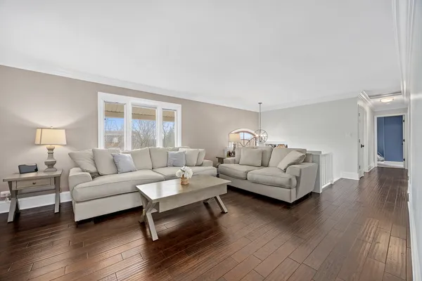 $525,000 | 960 Sycamore Court, Hoffman Estates, IL 60192