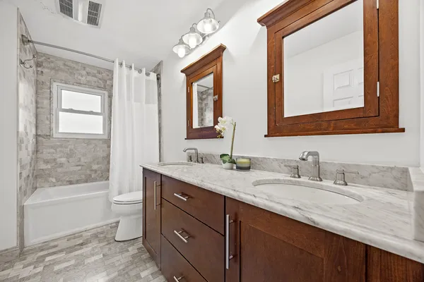 $525,000 | 960 Sycamore Court, Hoffman Estates, IL 60192