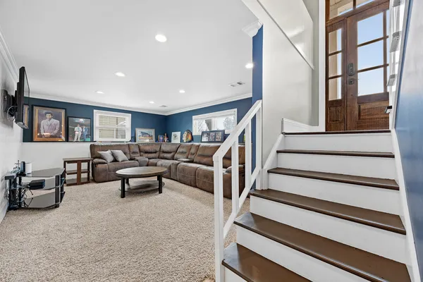 $525,000 | 960 Sycamore Court, Hoffman Estates, IL 60192