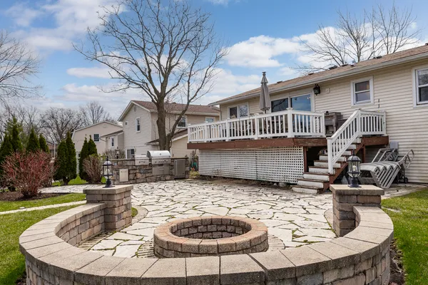 $525,000 | 960 Sycamore Court, Hoffman Estates, IL 60192