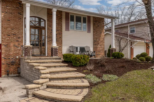 $525,000 | 960 Sycamore Court, Hoffman Estates, IL 60192