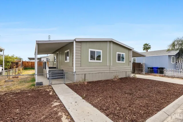a view of a house with a backyard