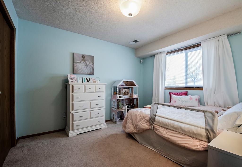 1042 Boston Hill Road Eagan, MN 55123 - Photo 16 of 24 Gallery Image 16