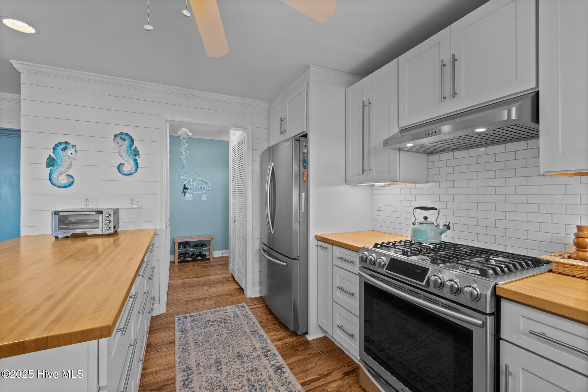 235 Creek Road Beaufort, NC 28516 - Photo 14 of 54 Gas Cooktop & Subway Tile