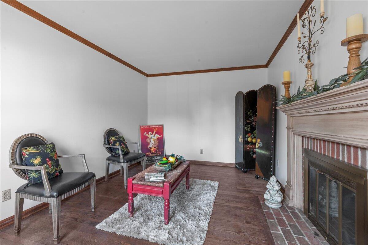 1012 West Cedar Ridge Court Mequon, WI 53092 - Photo 15 of 36 Crown Moldings with view of the front.