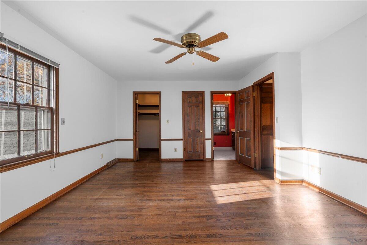 1012 West Cedar Ridge Court Mequon, WI 53092 - Photo 17 of 36 En-suite- bathroom and walk in closet.