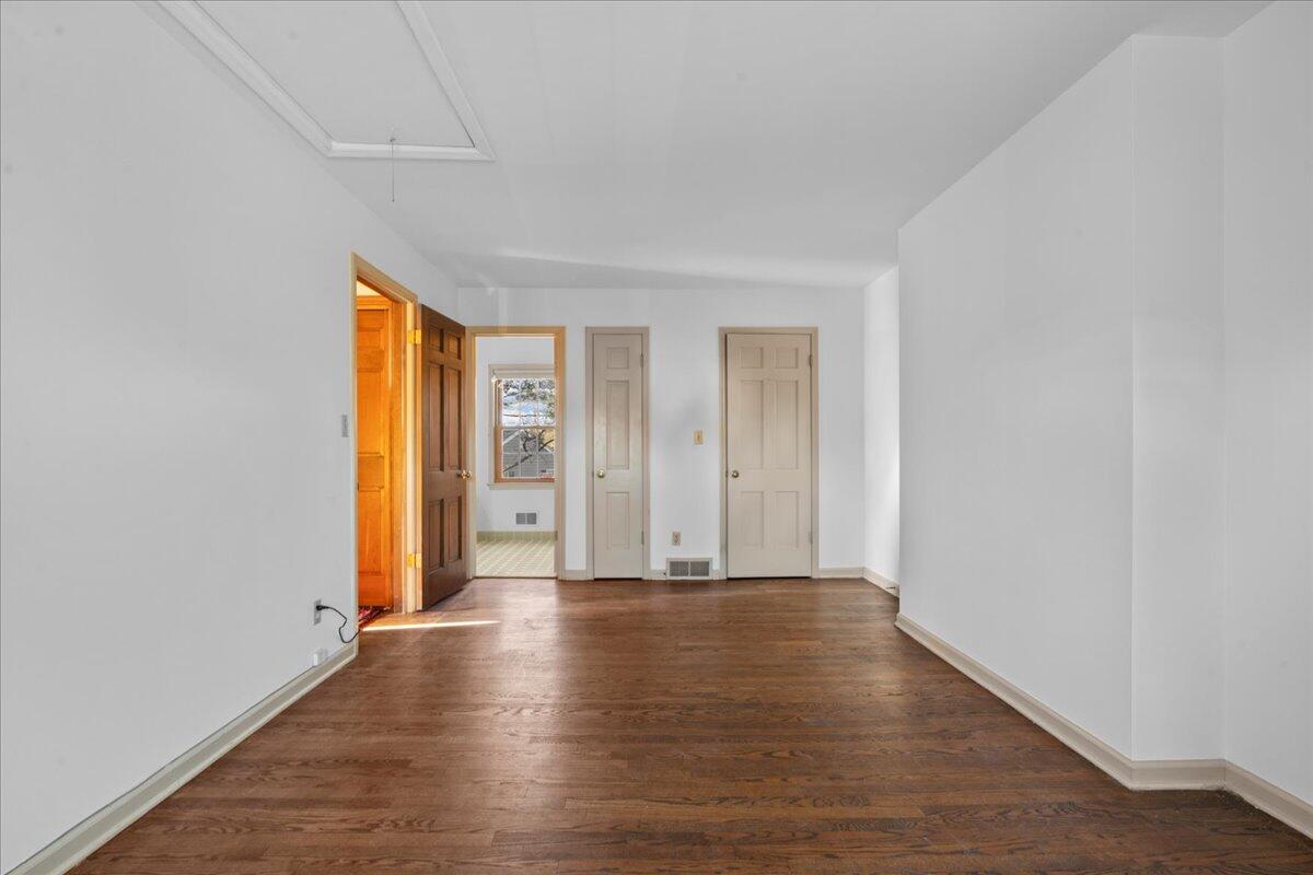 1012 West Cedar Ridge Court Mequon, WI 53092 - Photo 22 of 36 En-suite bathroom and walk in closet.