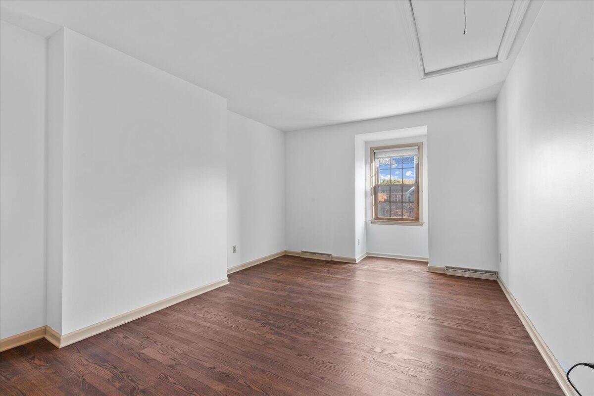 1012 West Cedar Ridge Court Mequon, WI 53092 - Photo 23 of 36 Hardwood floors, faces south.