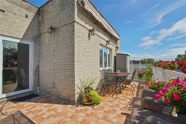 a view of entryway with outdoor seating