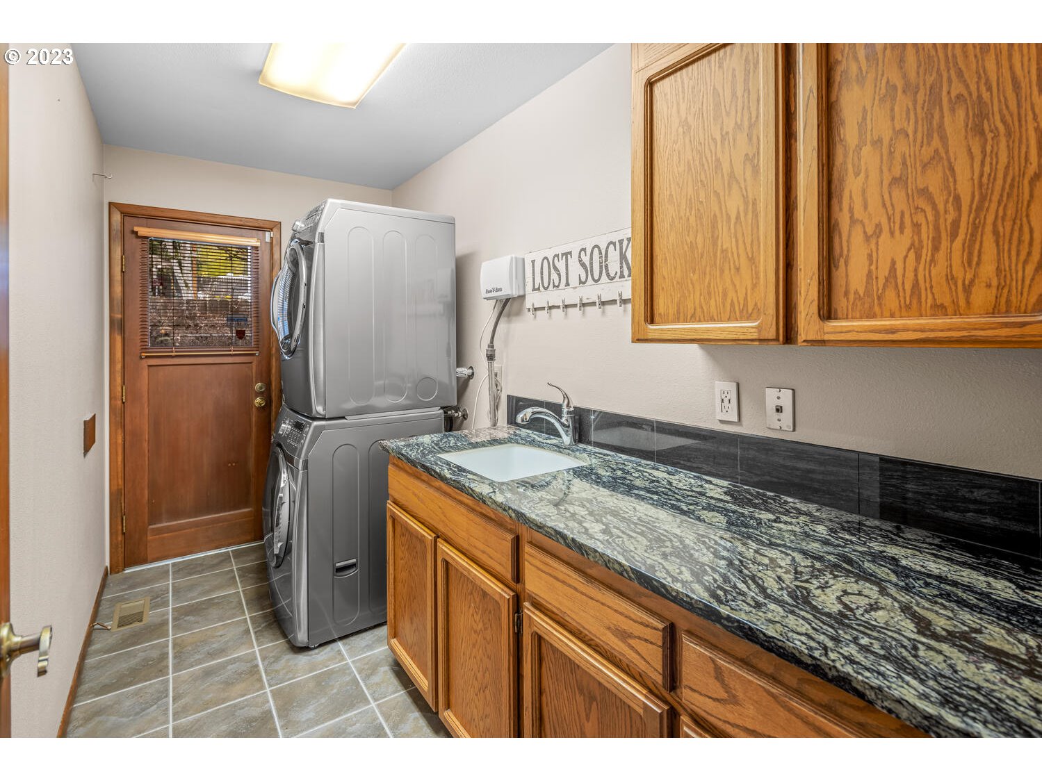 822 Southeast Morgan Road Vancouver, WA 98664 - Photo 15 of 32 a kitchen with granite countertop a sink stainless steel appliances and cabinets