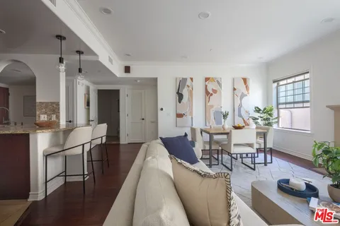 $924,000 | 432 South Willaman Drive, Unit 301, Los Angeles, CA 90048