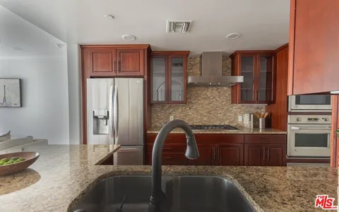 $924,000 | 432 South Willaman Drive, Unit 301, Los Angeles, CA 90048