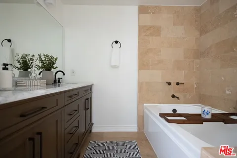 $924,000 | 432 South Willaman Drive, Unit 301, Los Angeles, CA 90048