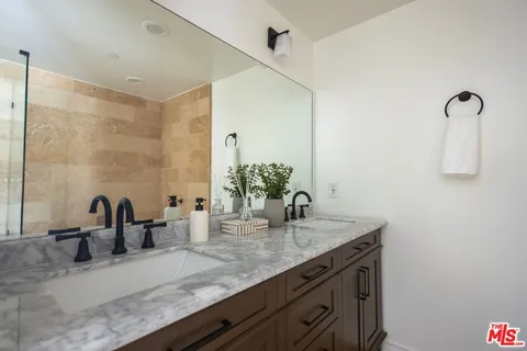 $924,000 | 432 South Willaman Drive, Unit 301, Los Angeles, CA 90048