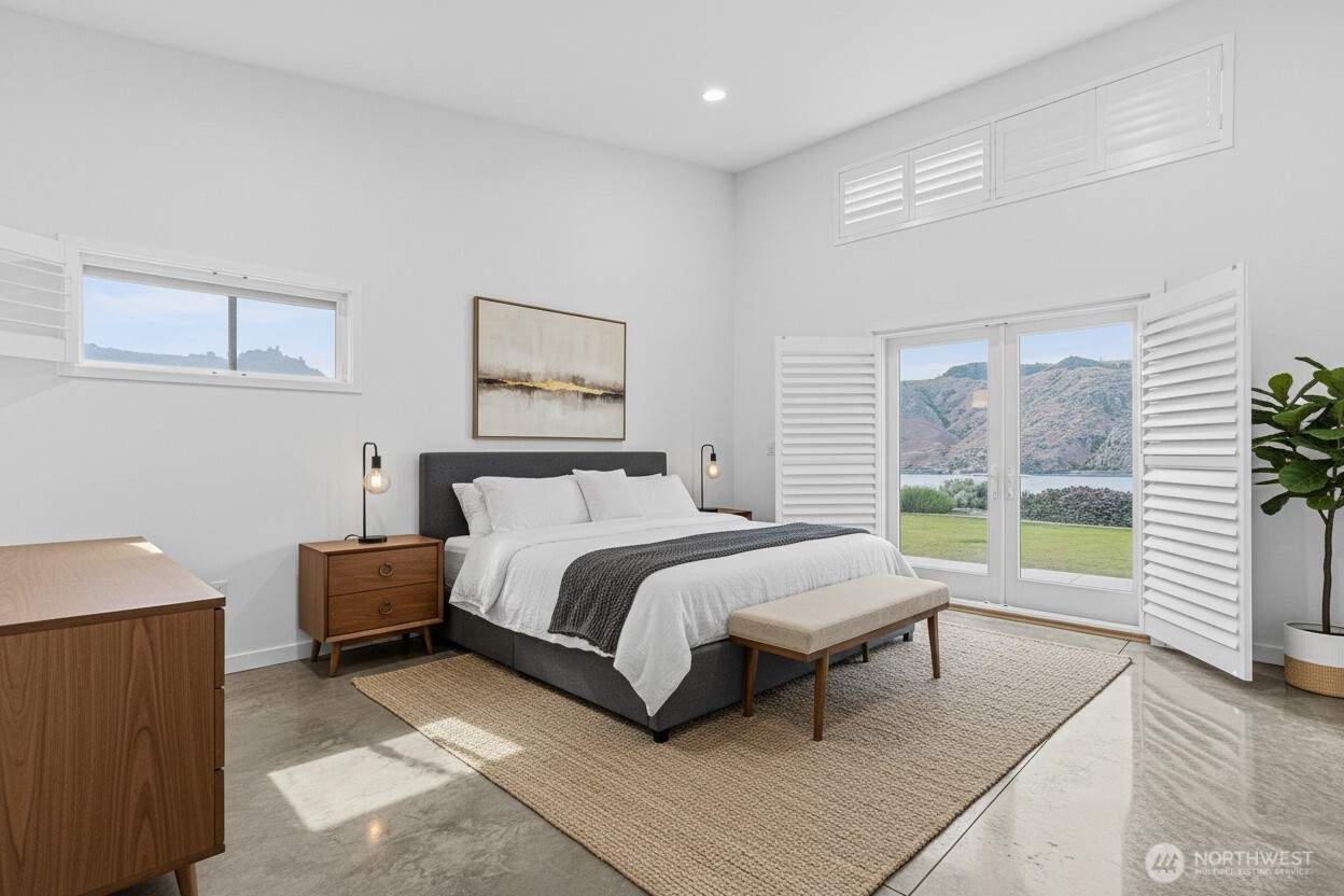 4205 Plum Point Road Grand Coulee, WA 99133 - Photo 22 of 39 a spacious bedroom with a bed and a large window