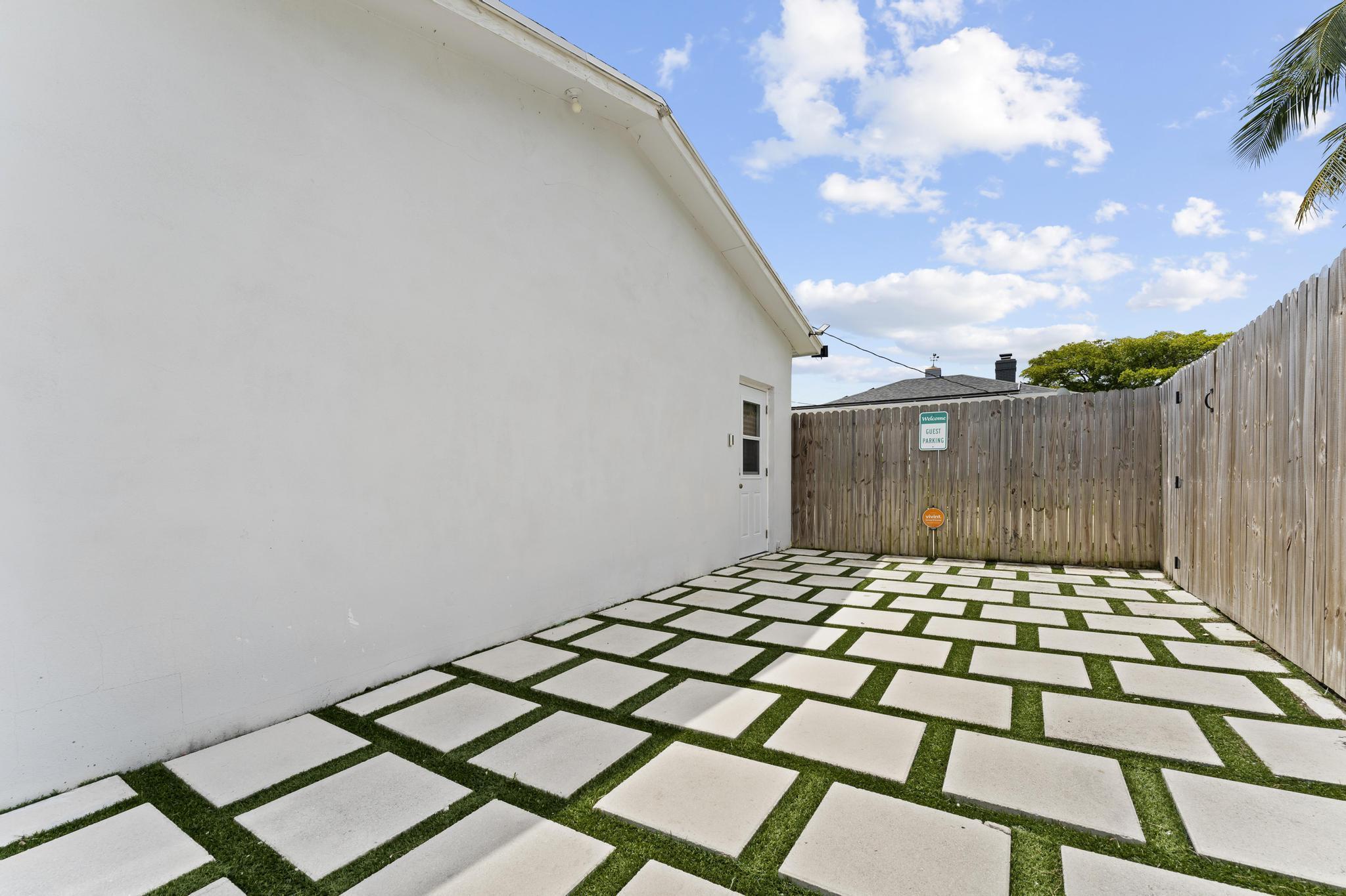 727 Hampton Road, Unit B West Palm Beach, FL 33405 - Photo 2 of 11 Front