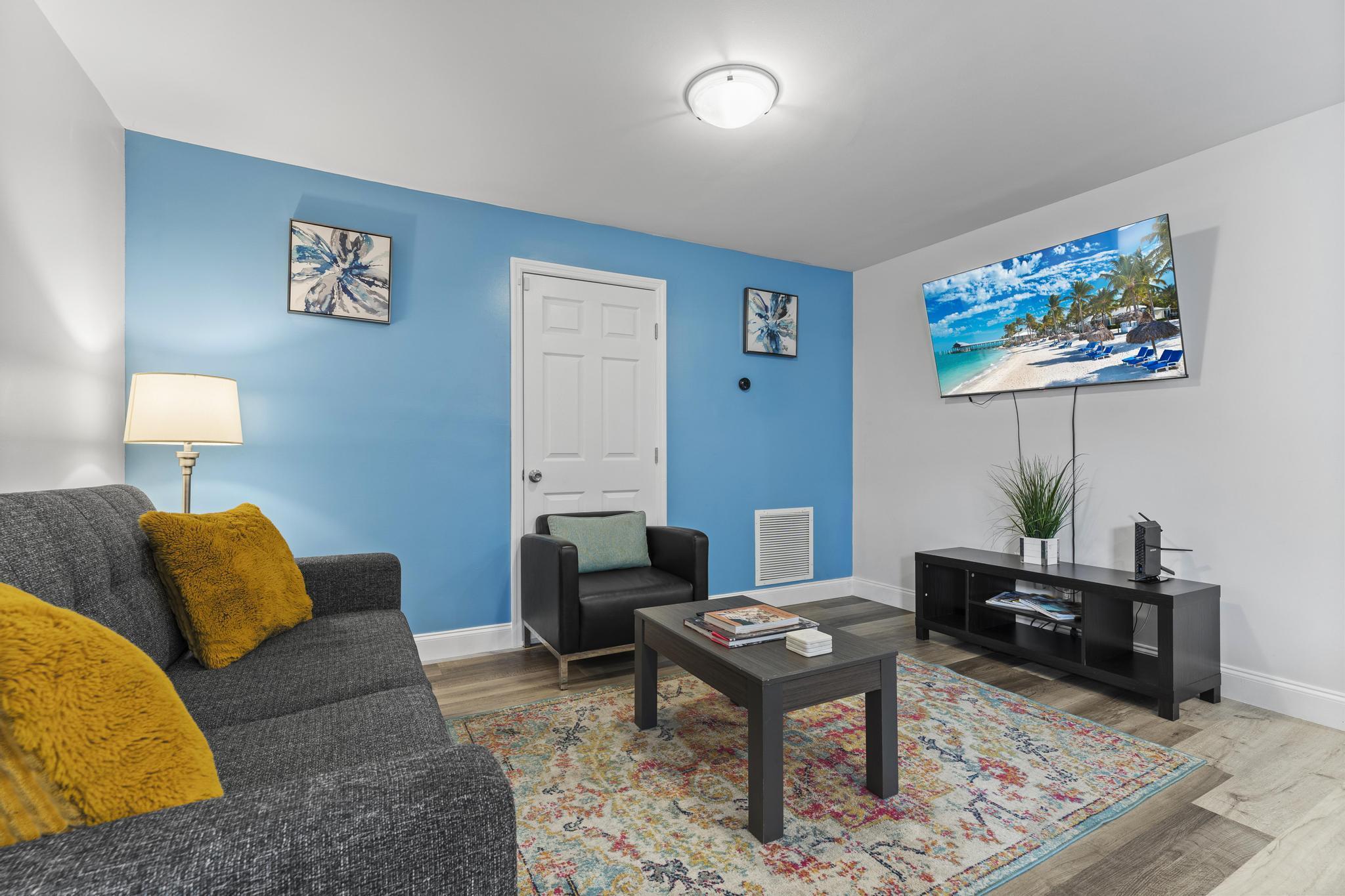 727 Hampton Road, Unit B West Palm Beach, FL 33405 - Photo 5 of 11 Livingroom