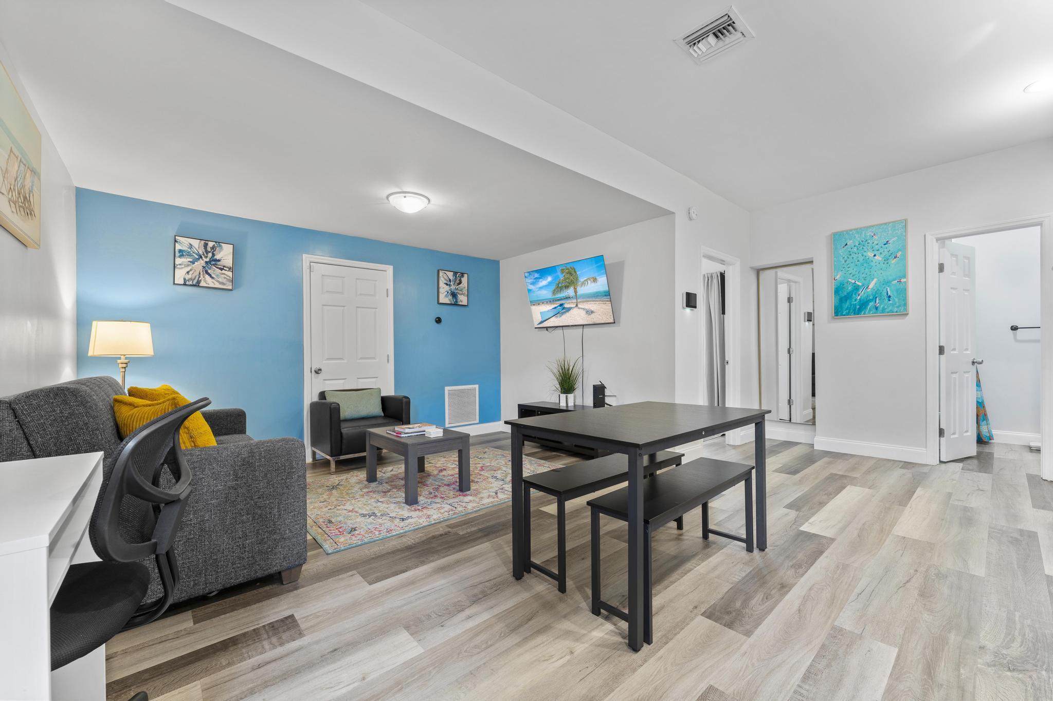 727 Hampton Road, Unit B West Palm Beach, FL 33405 - Photo 6 of 11 Livingroom