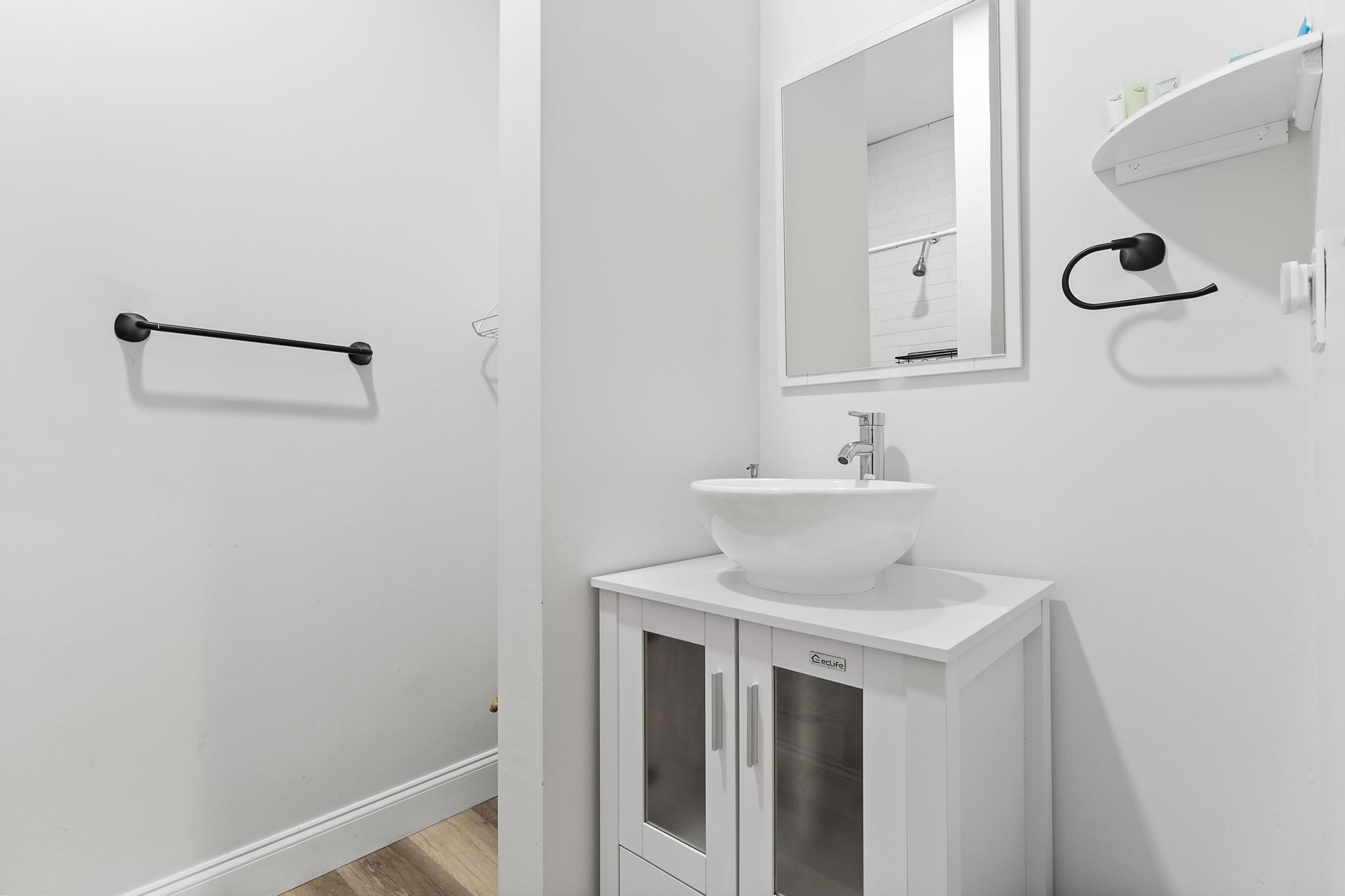 727 Hampton Road, Unit B West Palm Beach, FL 33405 - Photo 10 of 11 Bathroom