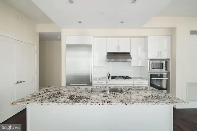 $1,300,000 | 210 South 25th Street, Unit 703, Philadelphia, PA 19103