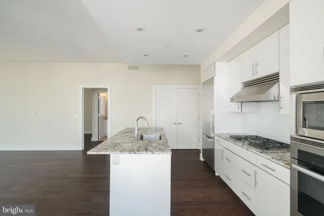 $1,300,000 | 210 South 25th Street, Unit 703, Philadelphia, PA 19103