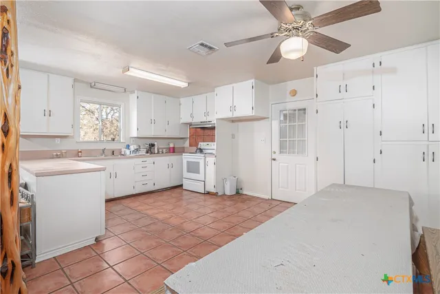 $699,000 | 847 Littlehorn Lane, La Vernia, TX 78121