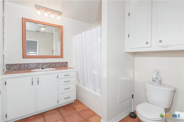 $699,000 | 847 Littlehorn Lane, La Vernia, TX 78121