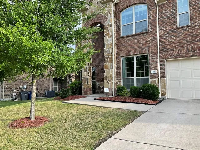 a view of a house with a yard and plants