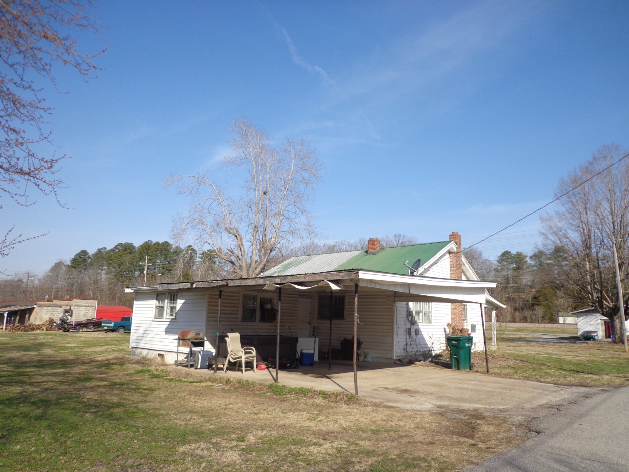 918 East Main Street Waverly, TN 37185 - Photo 4 of 14 a view of a house