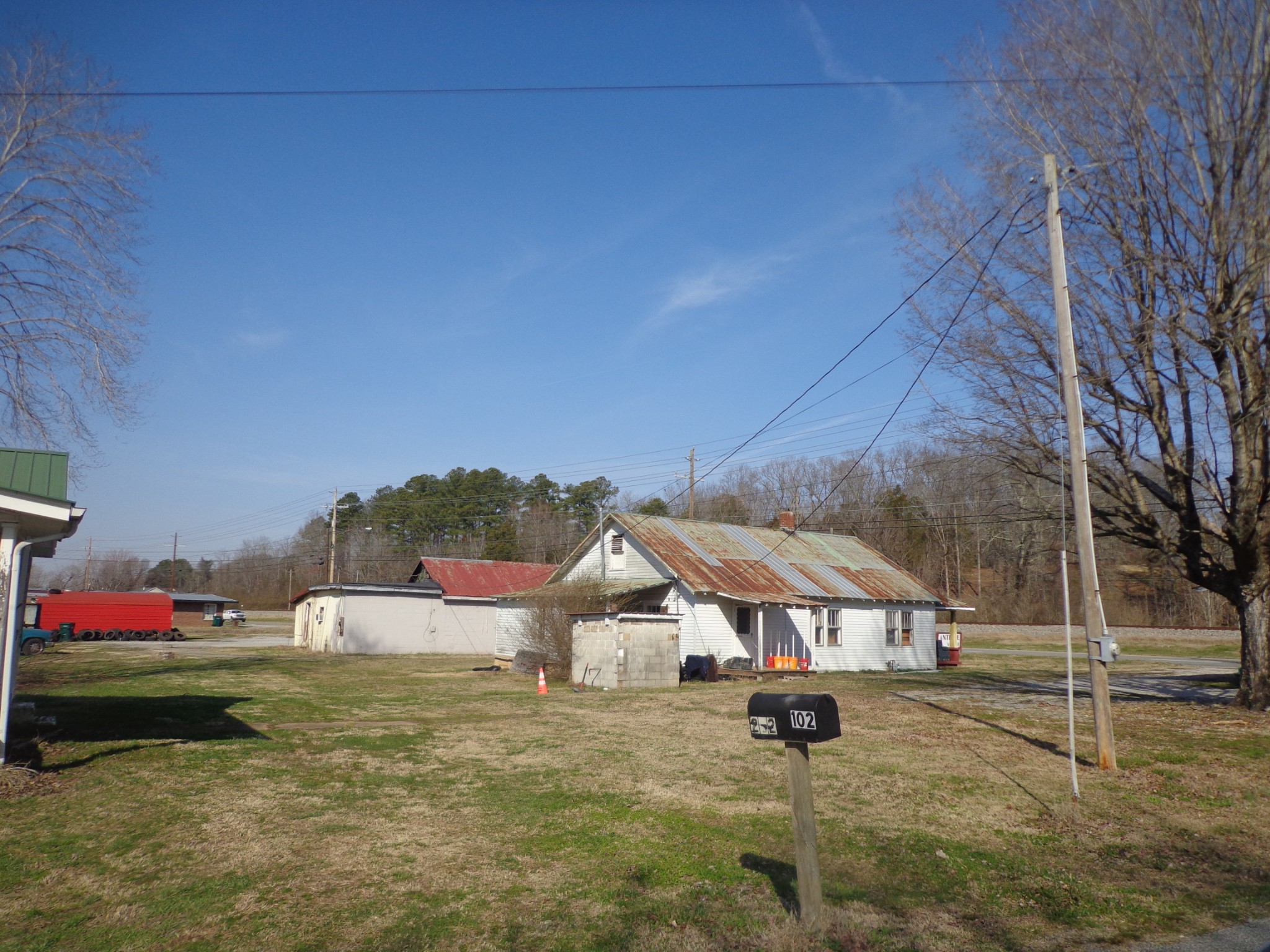 918 East Main Street Waverly, TN 37185 - Photo 5 of 14 a front view of a house with a yard