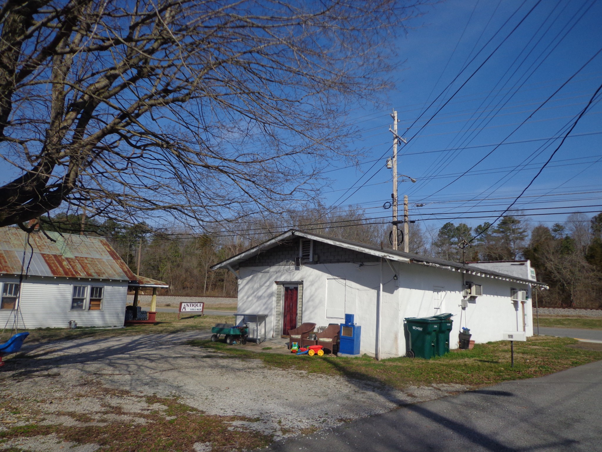 918 East Main Street Waverly, TN 37185 - Photo 7 of 14 a view of a house with a patio