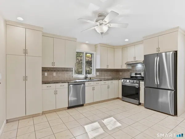 $649,900 | 15 Old Village Lane, Trumbull, CT 06611