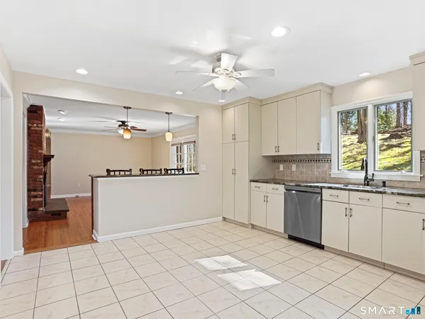 $649,900 | 15 Old Village Lane, Trumbull, CT 06611