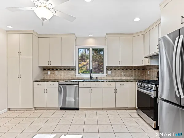 $649,900 | 15 Old Village Lane, Trumbull, CT 06611